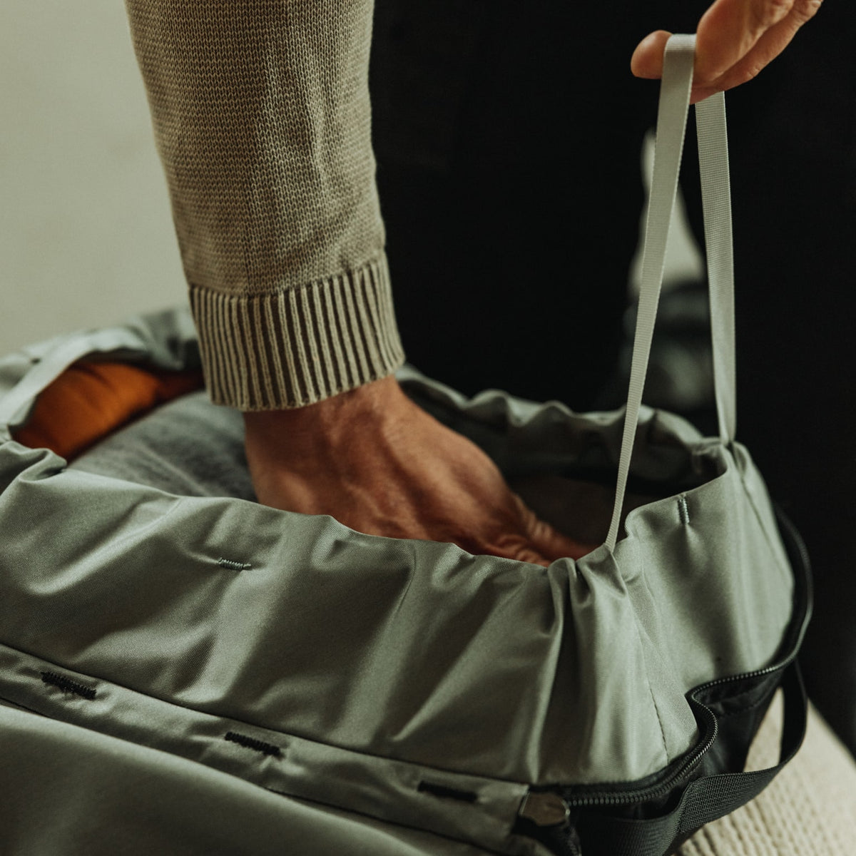 Transit Packing Cube 10L in Black - Cinch compression