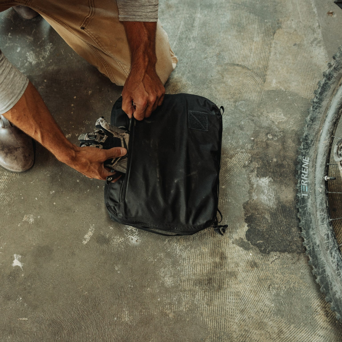 Transit Packing Cube 10L in Black - Quick access pocket for bike gloves