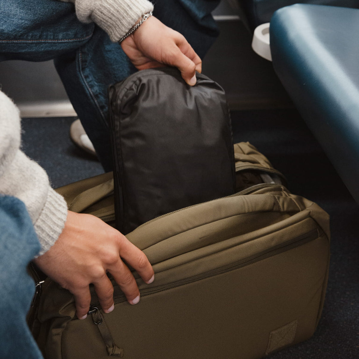 Transit Packing Cube 4L in Black going into TD25 in OD Green