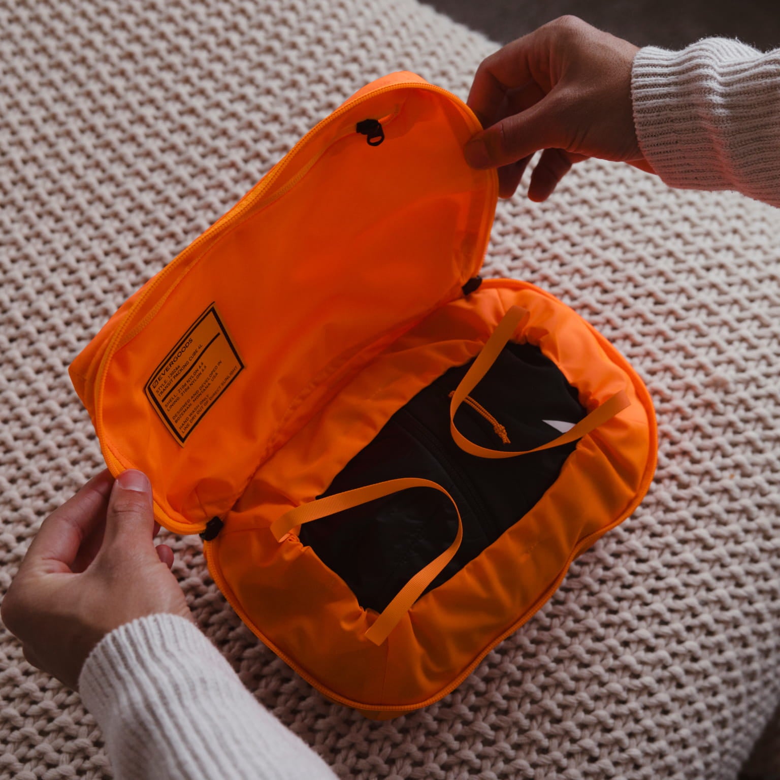 Transit Packing Cube 4L in Hot Orange - closing while packed [13026a-HTO]