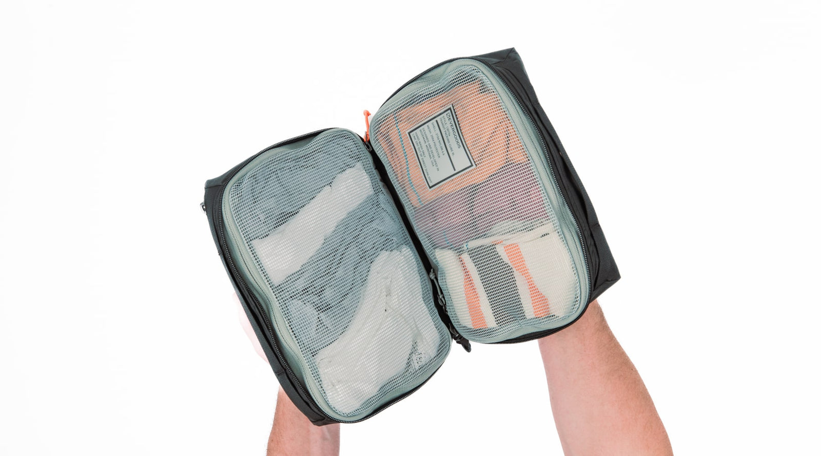 Transit Packing Cube 8L memiliki kompresi mekanis untuk kemudahan pengepakan