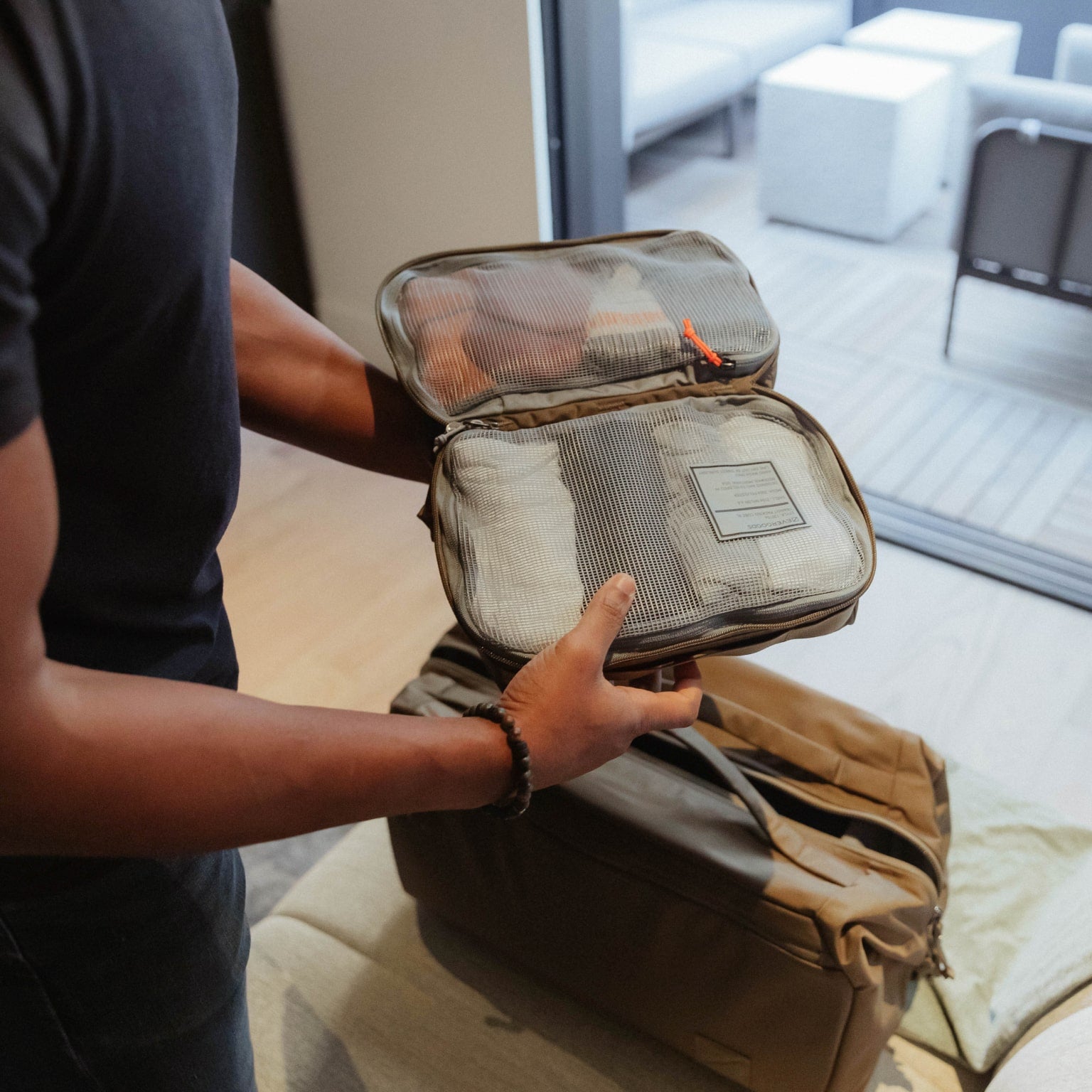 Transit Packing Cube 8L dalam warna Coyote Brown - bukaan kulit kerang