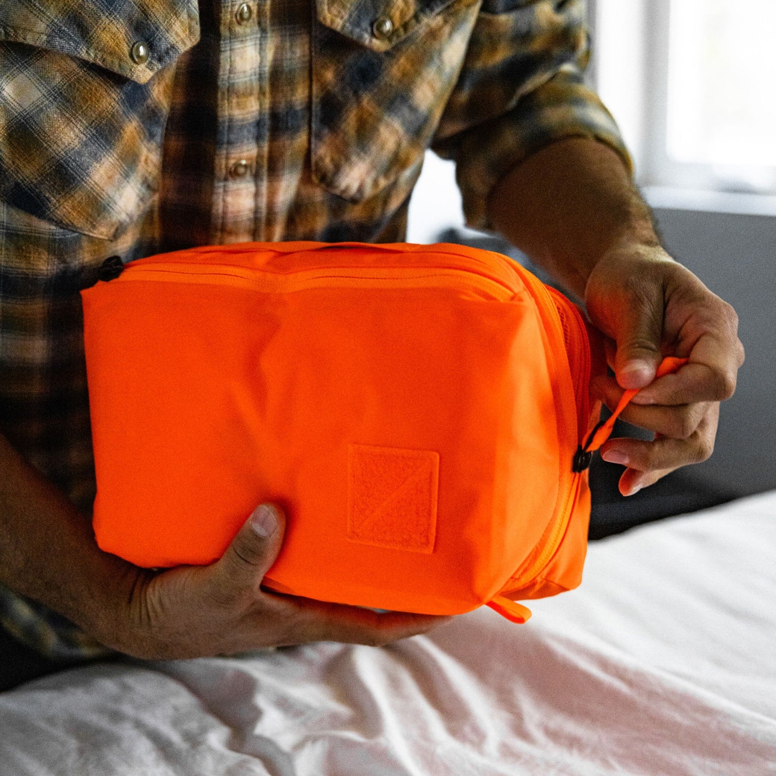 Transit Packing Cube 8L in Hot Orange zipper puller opening [13015a-HTO]