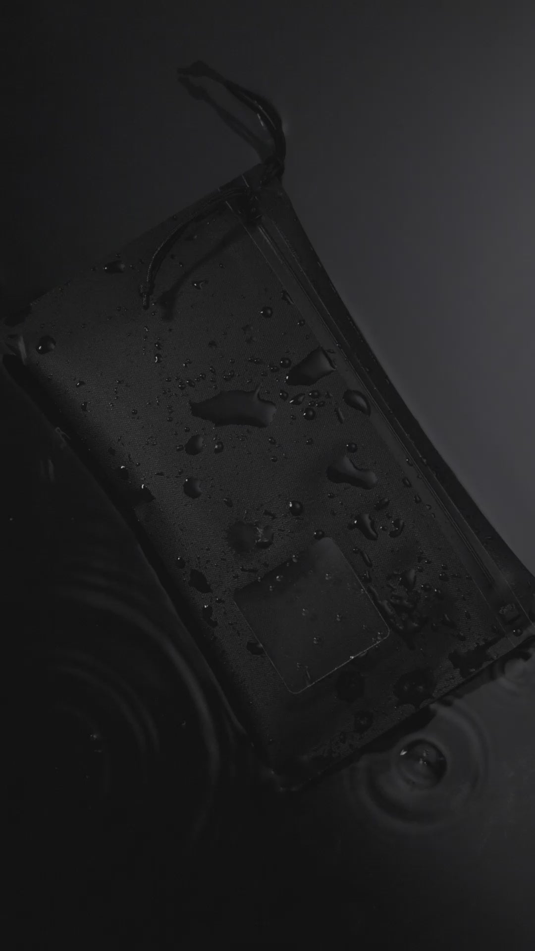Rain falling on ELEMENT Flat Pouch Solution Dyed Black Rain falling on ELEMENT Flat Pouch Solution Dyed Black [12004a-SBK
