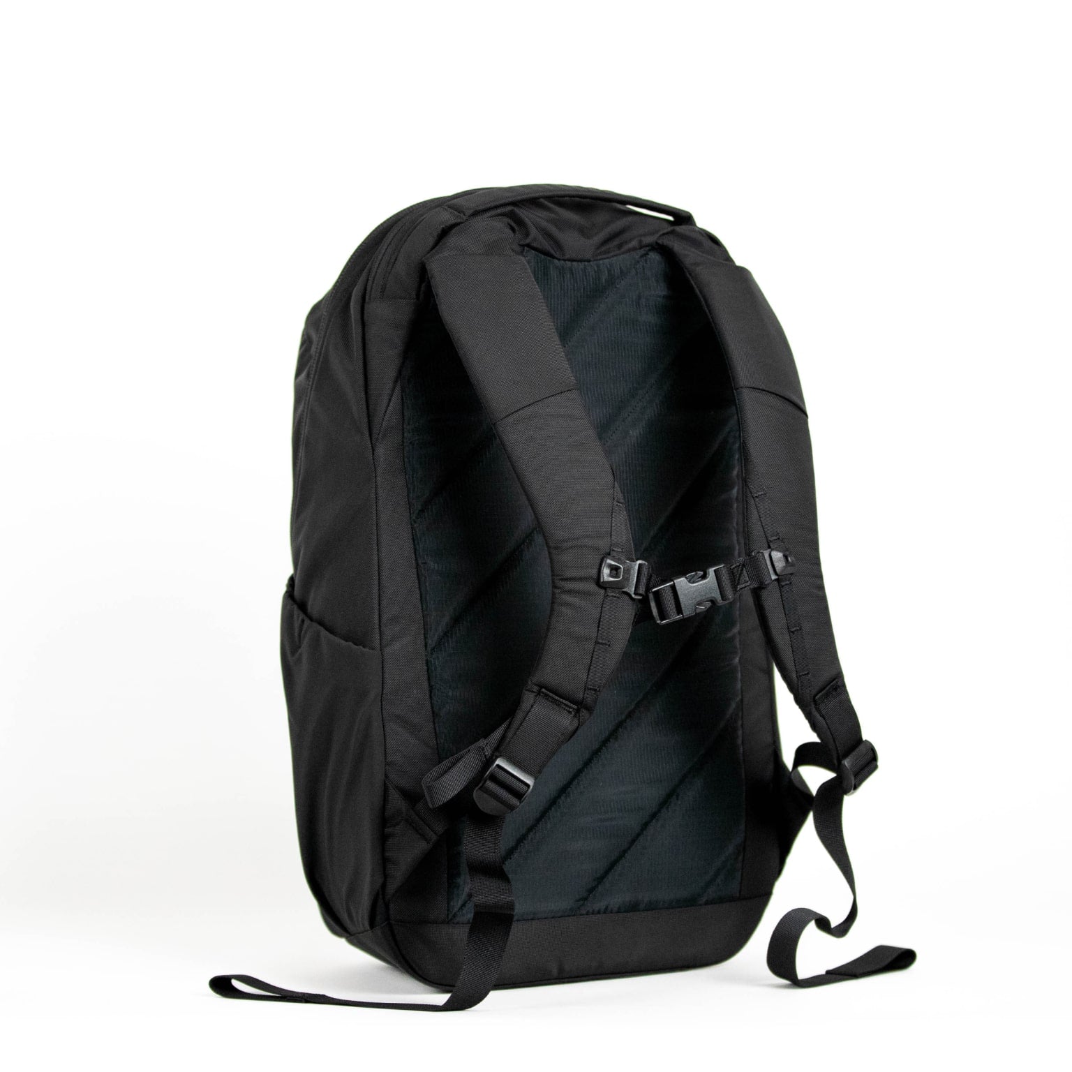 https://evergoods.us/cdn/shop/products/CIVIC-HALF-ZIP-26L-CHZ26-BLACK-BACK-PANEL-EDC-BACKPACK-BREATHABLE-min_2000x.jpg?v=1680889357