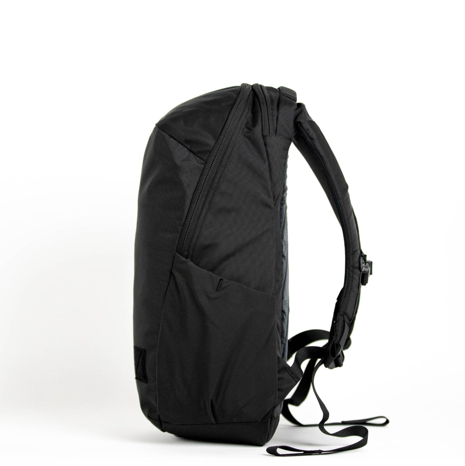 https://evergoods.us/cdn/shop/products/CIVIC-HALF-ZIP-26L-CHZ26-BLACK-EDC-BACKPACK-SIDE-WATER-BOTTLE-POCKET-min_2000x.jpg?v=1680889357