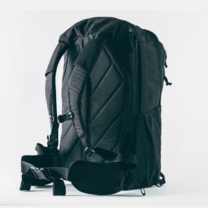 CIVIC Travel Bag 35L in solution dyed black - breathable back panel